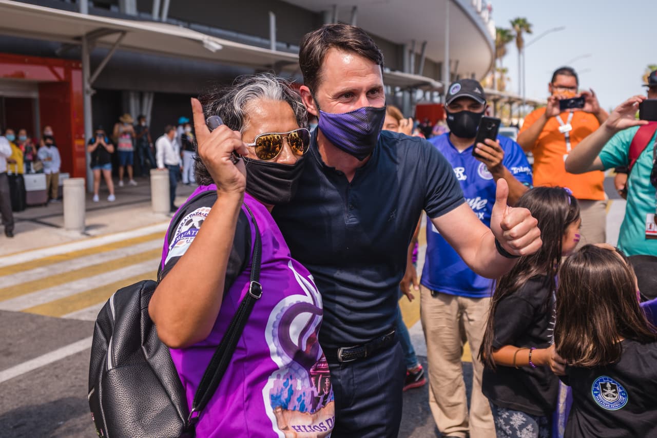 La afición de Mazatlán le da una cálida bienvenida a el nuevo entrenador de sus filas, Beñat San José.