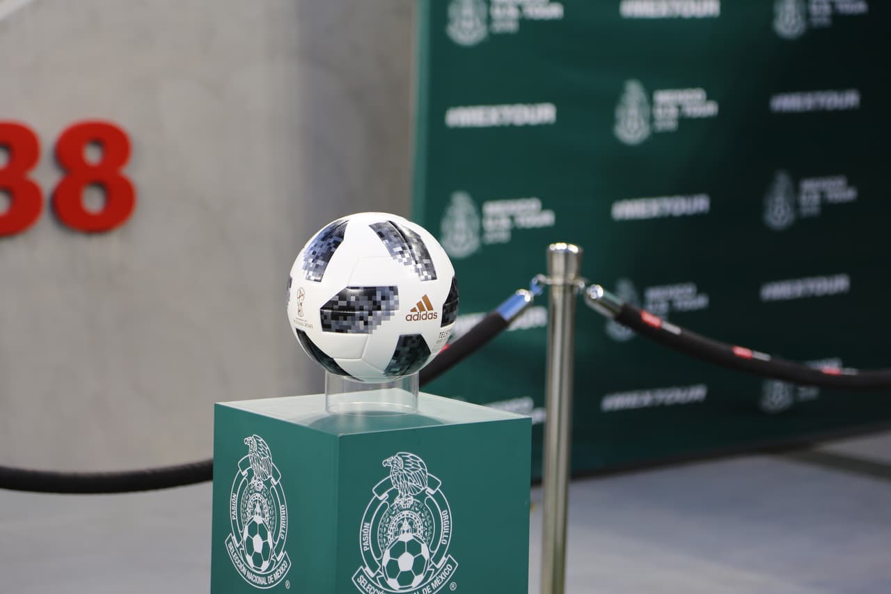 Seguimiento gráfico de los trabajos en cancha de los jugadores, las características del escenario y hasta la alegría de los asistentes en el Levi's Stadium en el partido de México contra Islandia.