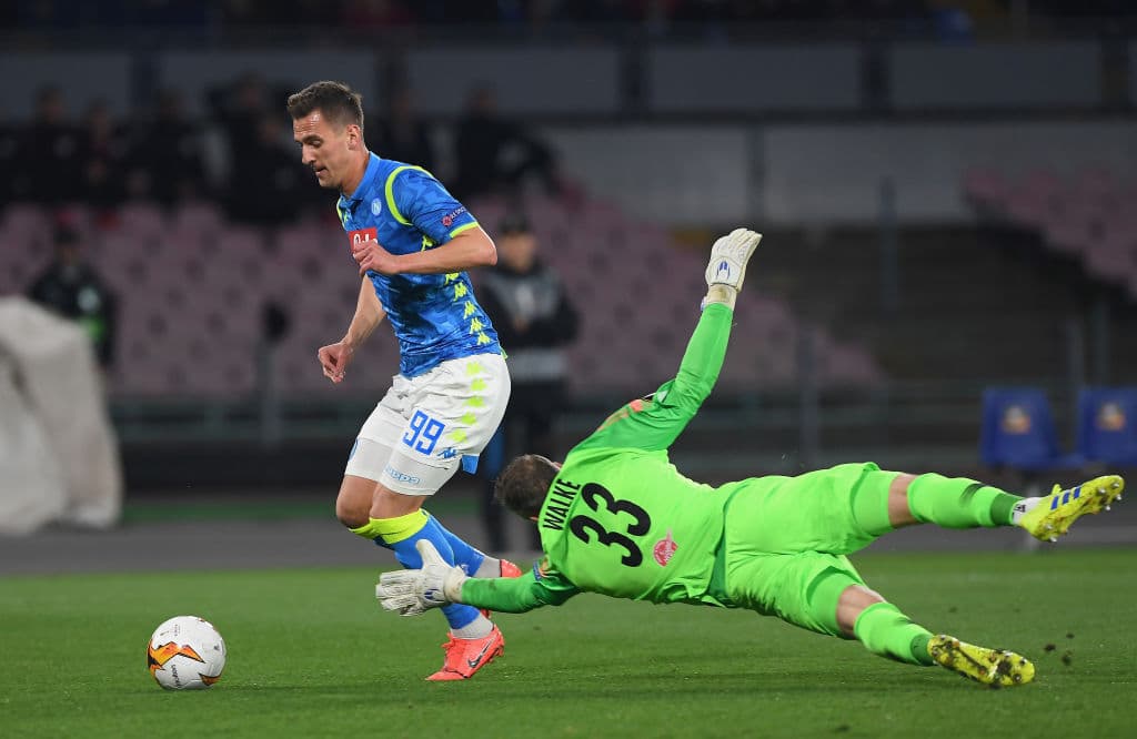 Y haber comenzado de ese modo el partido le otorgó beneficios casi inmediatos al Napoli. Aquí se ve al polaco Arkadiusz Milik eludir a Alexander Walke, portero del equipo austriaco.
