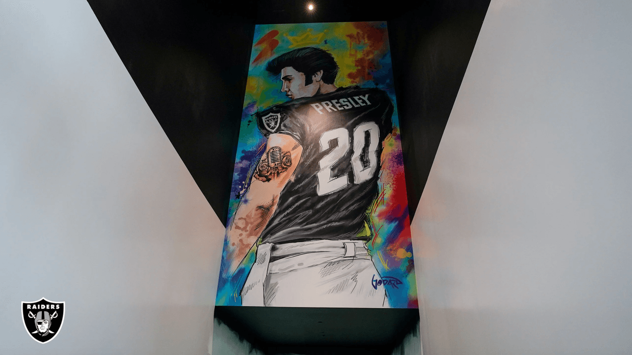 Del mismo modo, una pintura dentro del estadio hace referencia a Elvis Presley con el uniforme del equipo.