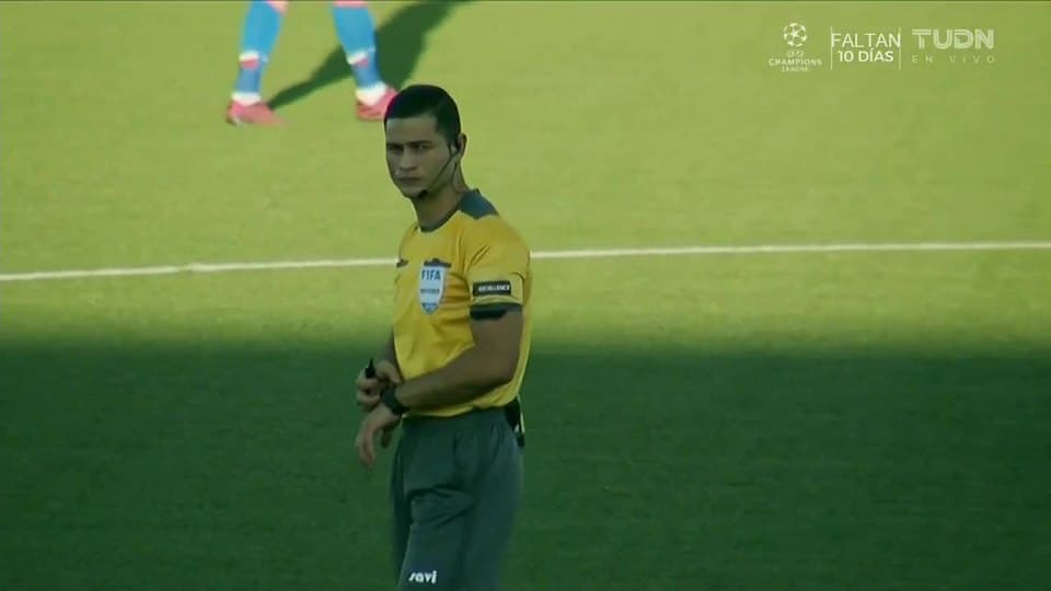 Arranca el partido y la pelota está en juego.