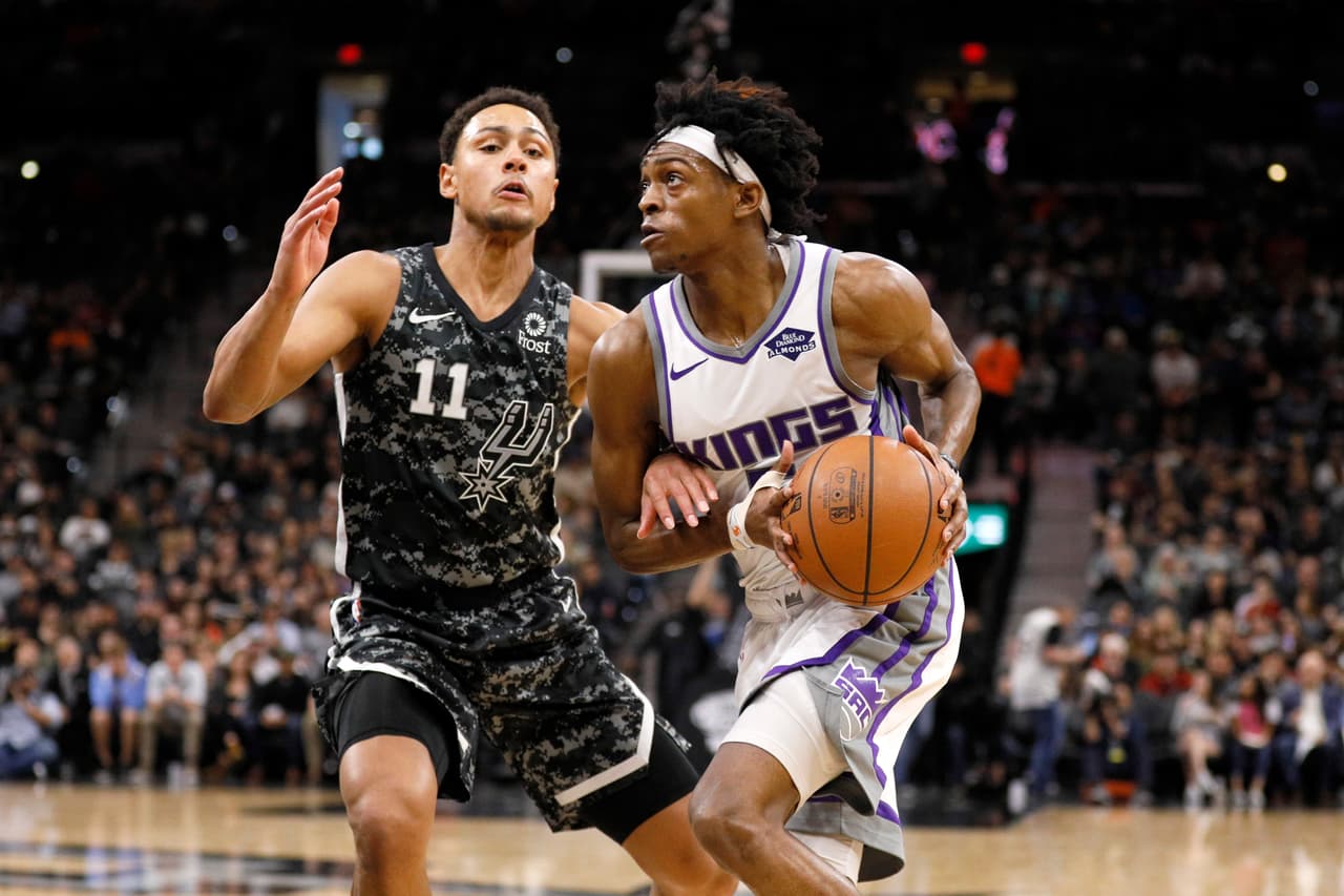 <b>SACRAMENTO 113-106 SAN ANTONIO</b>. Con una gran actuación de Buddy Hield, de 26 unidades, los Kings (38-39) cortó una racha de 11 derrotas seguidas de Sacramento en San Antonio al vencer este día a los Spurs (44-33), equipo que todavía busca mejorar su posición de cara a la Postemporada del Oeste.