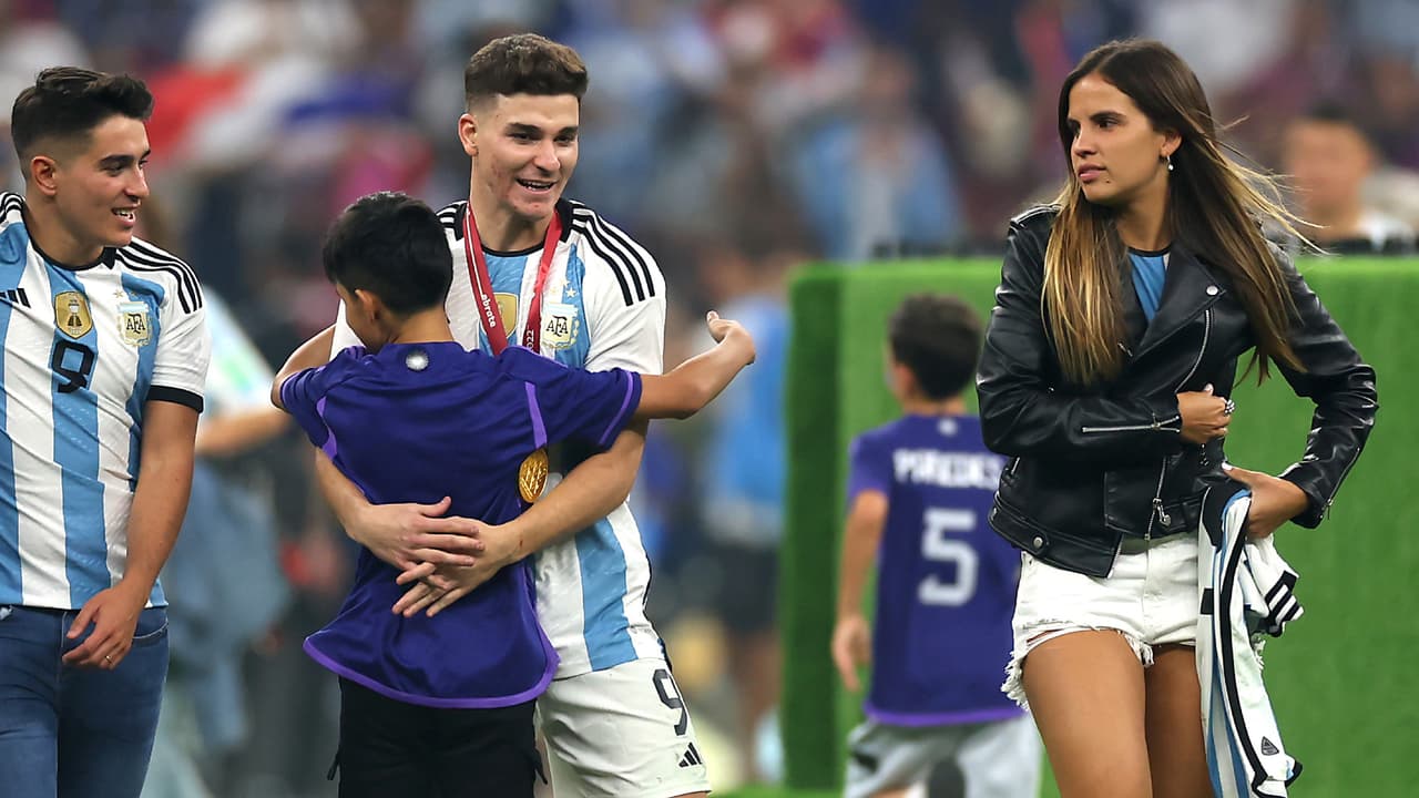 Piden a Julián Álvarez que se separe de su novia a través de firmas