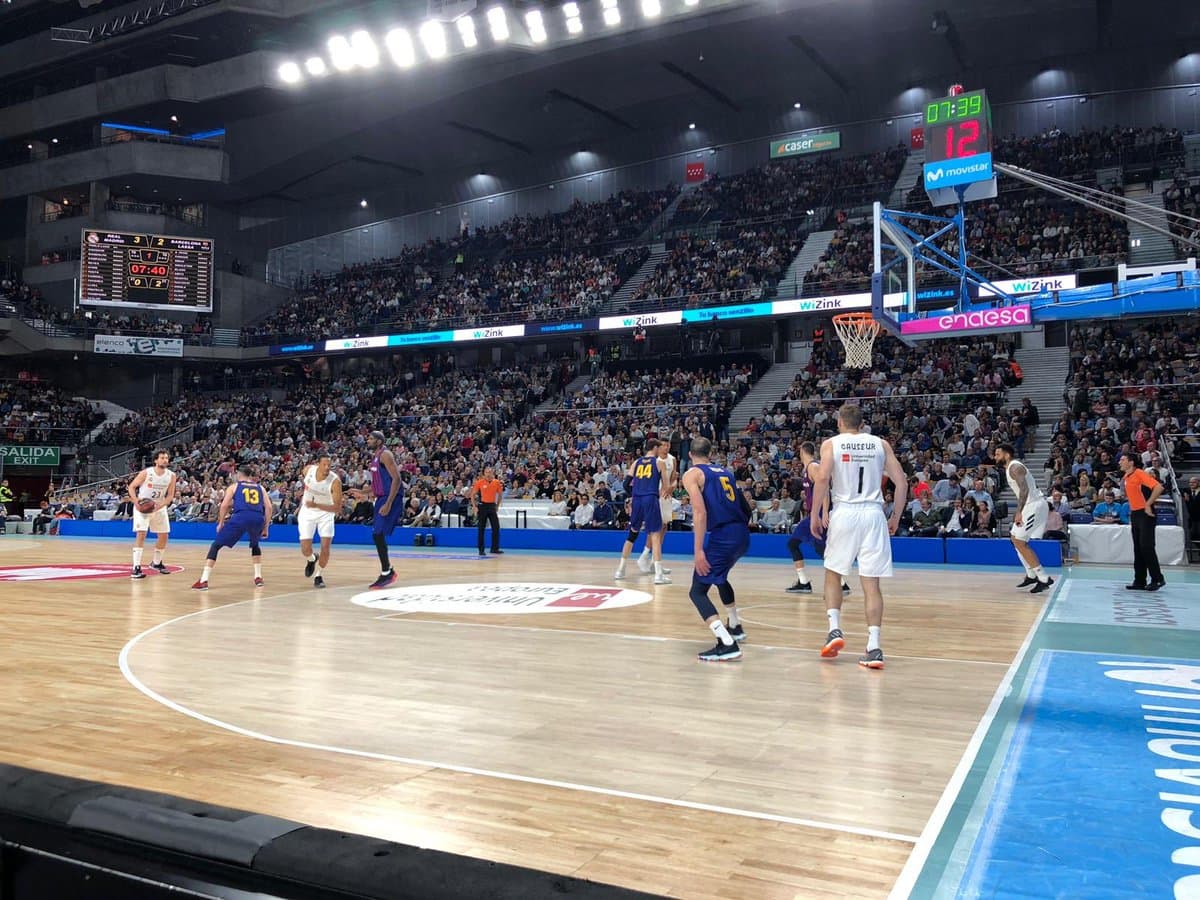 El WiZink Center de Madrid fue escenario del clásico español, esta vez en baloncesto, con Real Madrid y Barcelona como protagonistas.