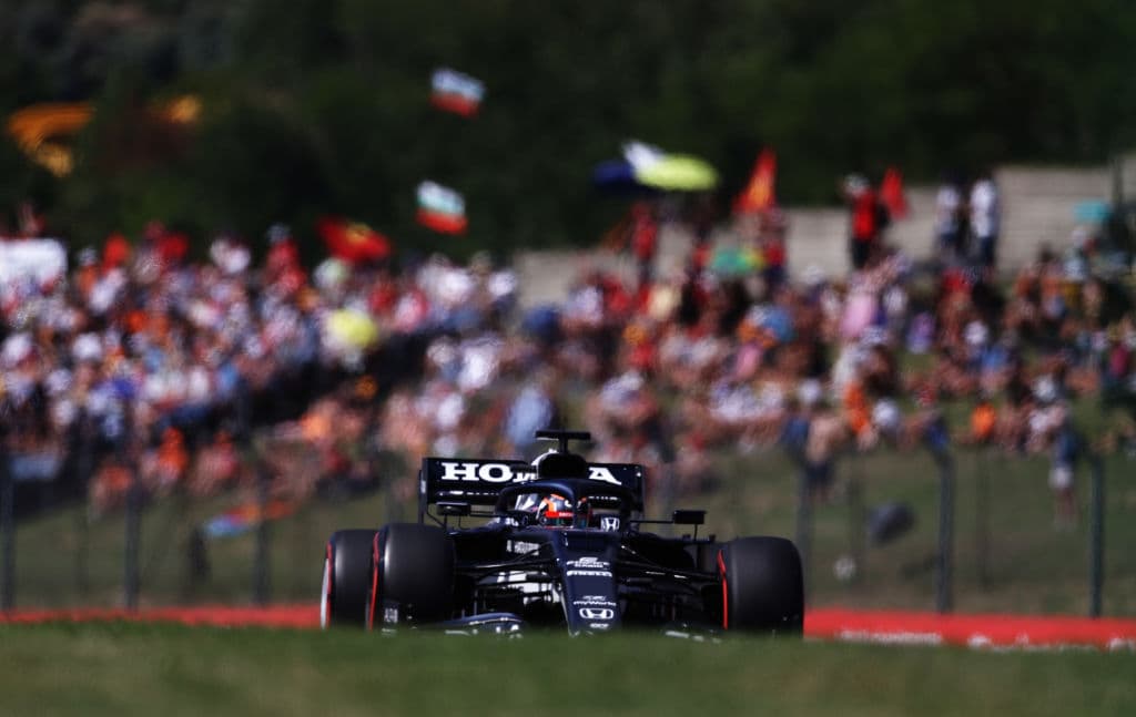 Las clasificaciones tuvieron un toque polémico pues el británico realizó un movimiento inesperado al salir a una velocidad muy baja de los pits, obstaculizando a Max Verstappen y afectando a Sergio Pérez quien debido a esto no pudo terminar su última vuelta en la Q3, restando la posibilidad de que terminara en una mejor posición.
