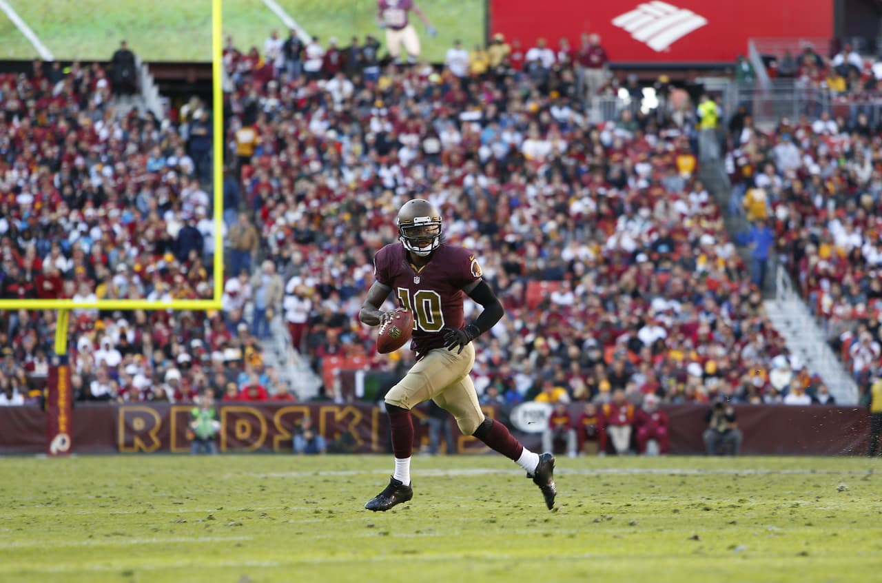 Robert Griffin III: Griffin destacó en atletismo en Baylor y compitió en las pruebas de los Juegos Olímpicos 2008 en los 400 metros con vallas (AP-NFL).