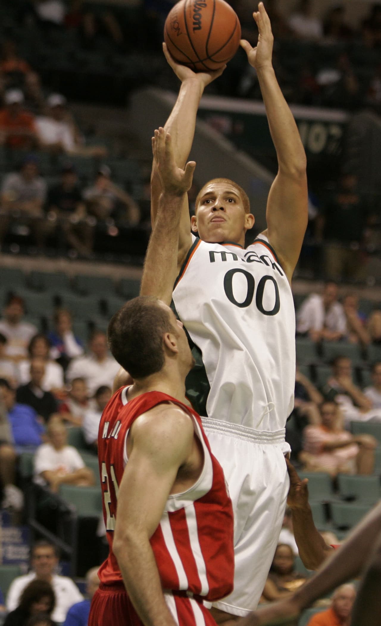Jimmy Graham: El ala cerrada jugó basketball los cuatro años en Miami, antes de pasar al fútbol americano (AP-NFL).
