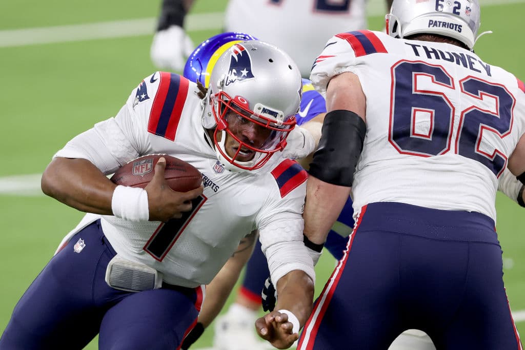 Aaron Donald controla de principio a fin a Cam Newton en la victoria 3-24 sobre los New England Patriots.