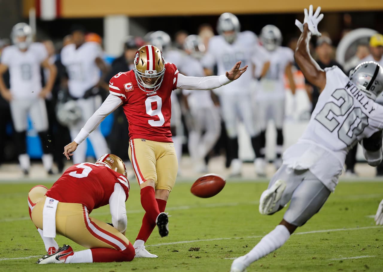 El pateador de los 49ers Robbie Gould pateó dos goles de campo, uno de 39 y otro de 25 yardas.