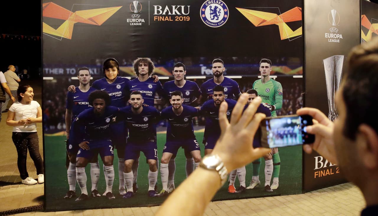 “No he dormido bien. Dormí un par de horas en el aeropuerto de Tiflis antes de llegar a la ciudad”, relató el hincha del Arsenal Tommy Soames, quien dijo que se pasó dos días viajando a Bakú desde Italia vía Georgia. “Ha sido agotador pero me encantan las aventuras”.