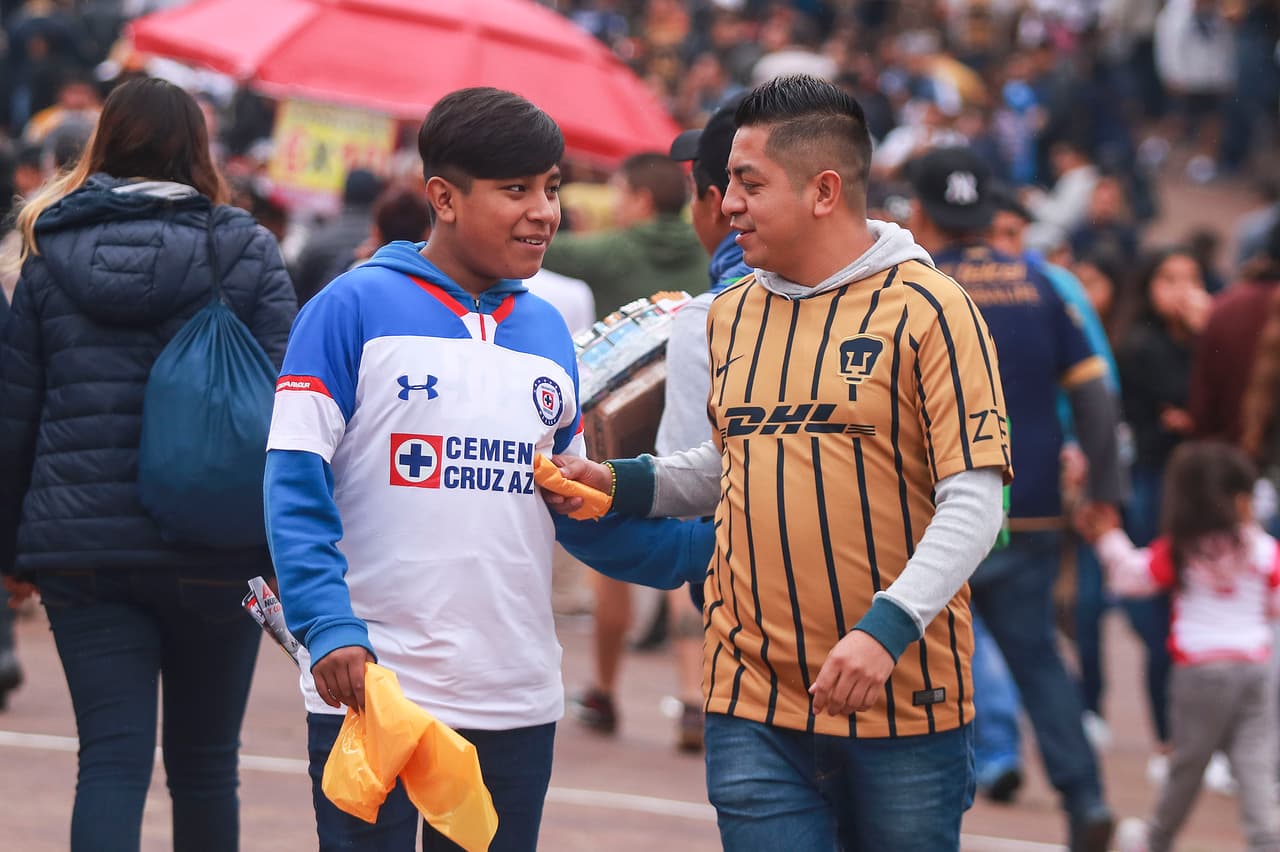Los fanáticos de Pumas y Cruz Azul le dieron un color especial a la fiesta de la Jornada 15 con su alegría e incluso algunos lo hicieron con atuendos en homenaje al Día de los Muertos.