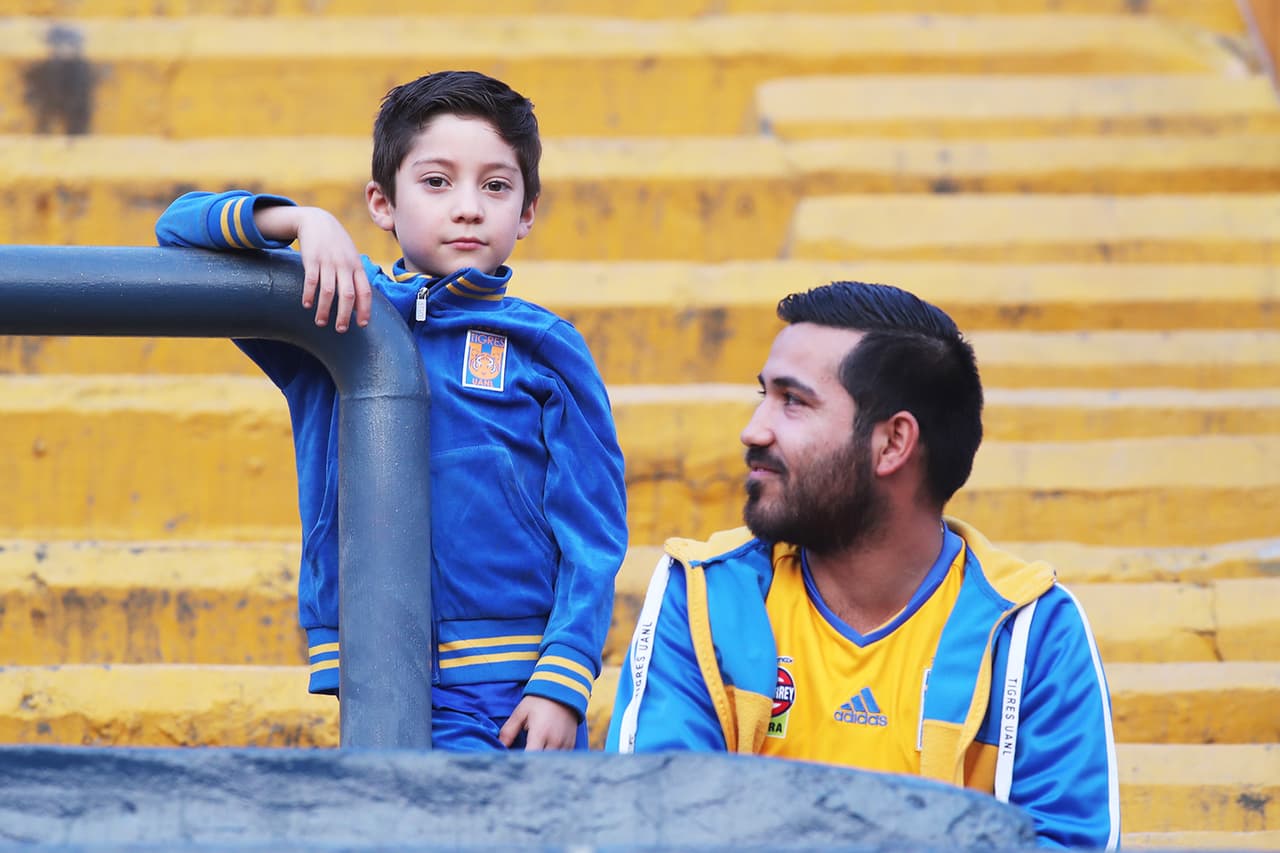 Los fanáticos de Tigres y Santos disfrutan en el Estadio Universitario la antesala del partido por la Jornada 5 del Clausura 2019.
