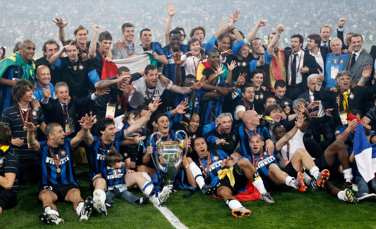 Al año siguiente, en el 2010, el turno fue para el sorpresivo Inter de Milán de José Mourinho que conquistó Europa tras ganarle al Bayern Múnich la final de la Champions. Además, en Italia se coronó en la Copa y la Liga superando a la Roma.