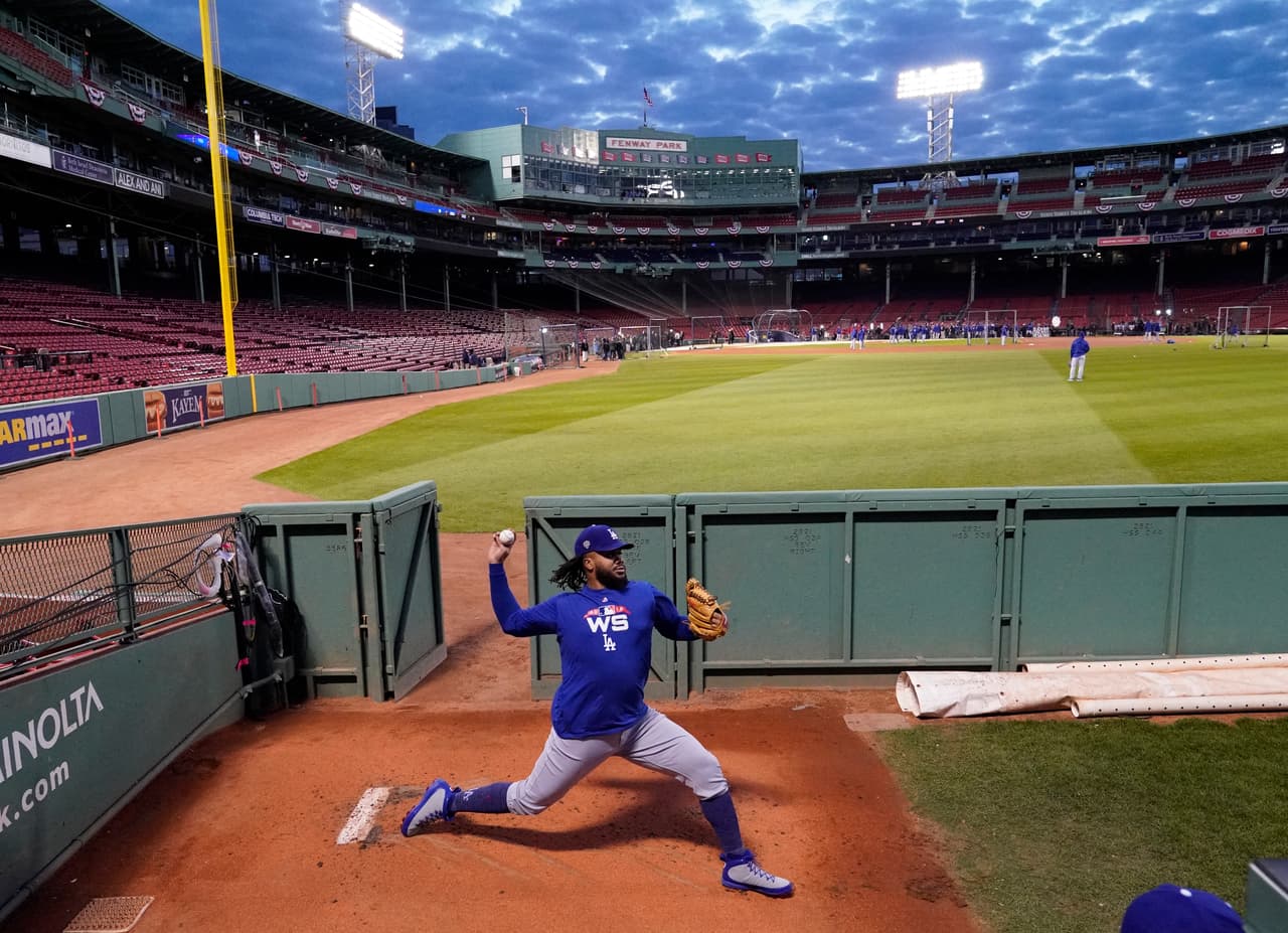 Kenley Jansen apareció en el bullpen destinado al equipo visitante, soltando el brazo y comenzándose a adaptar al que será su entorno los siguientes dos días.