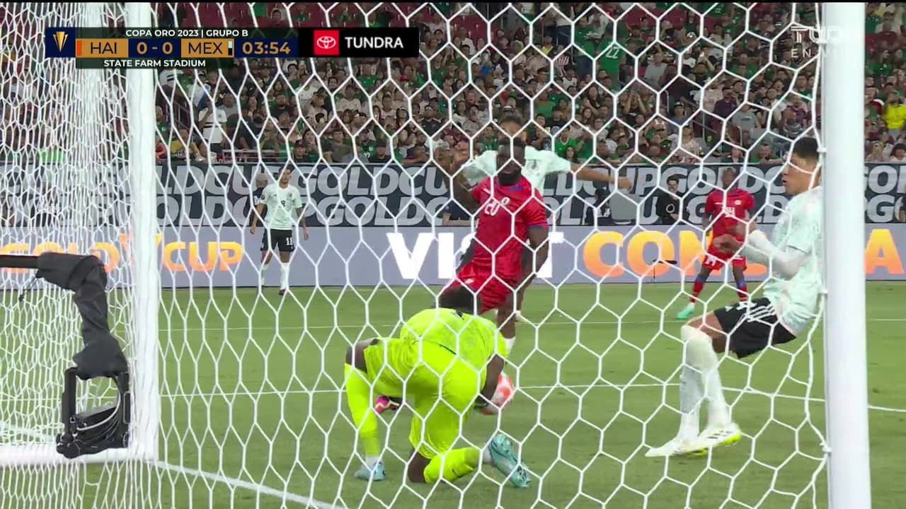 ¡TIRO ATAJADO! disparo por Luis Chávez.