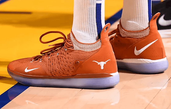La estrella de los Golden State Warriors, Kevin Durant, saltó a la duela con este modelo de su zapato insignia, unos Nike KD 11 “Texas”.