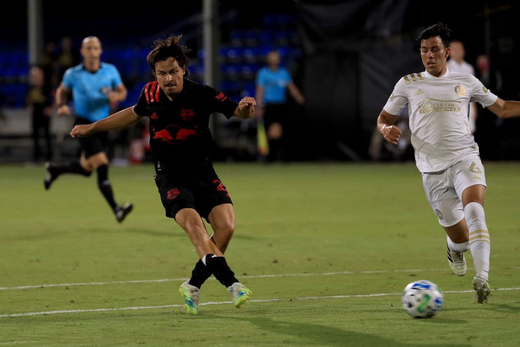 Apenas a los 4’ de juego los de New York RB se pusieron al frente. Florian Valot aprovechó un gran trazo desde atrás de la media cancha. Encaró al arquero y mando el esférico al fondo del arco.