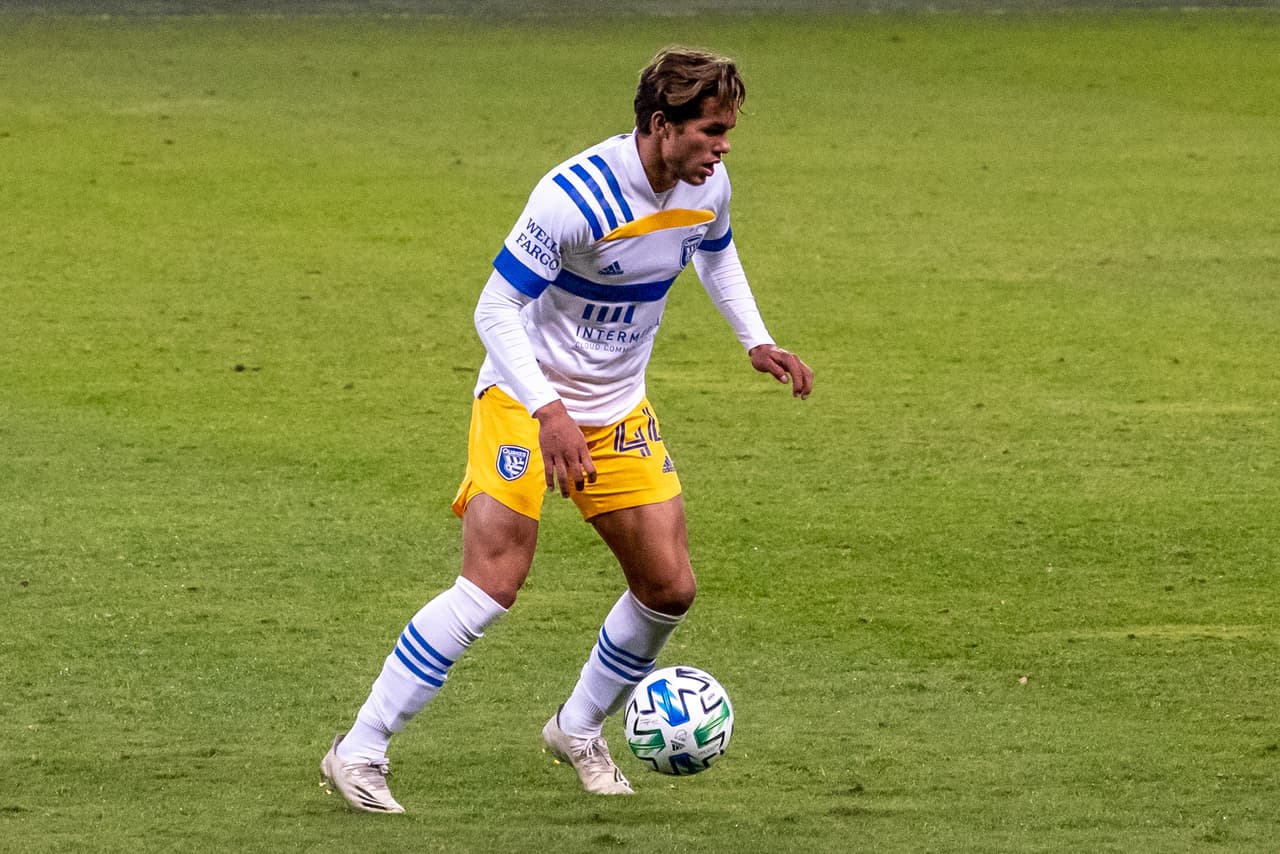 Blanco en el color de fondo, con detalles en azul y amarillo.