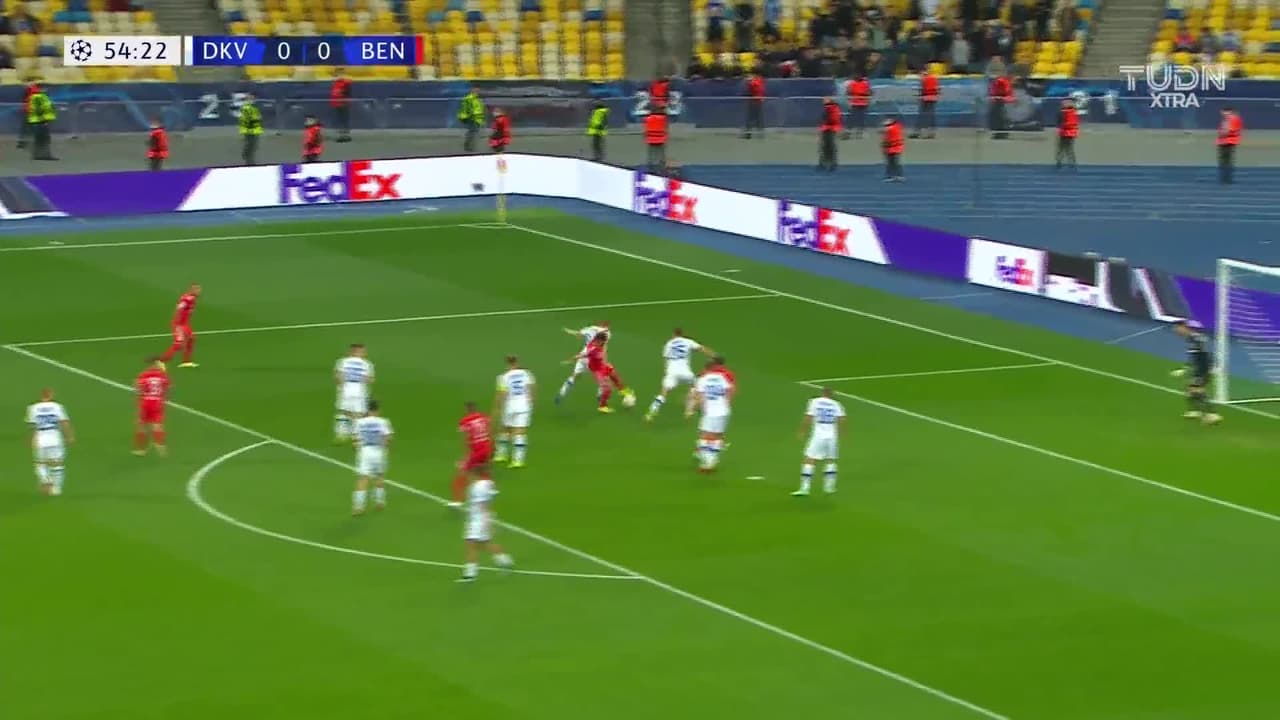 ¡TIRO ATAJADO! disparo por Roman Yaremchuk.