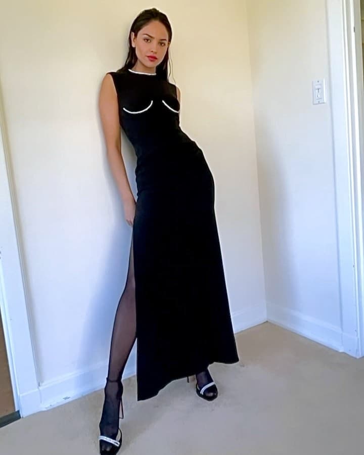 González presumió su elegante vestido color negro.