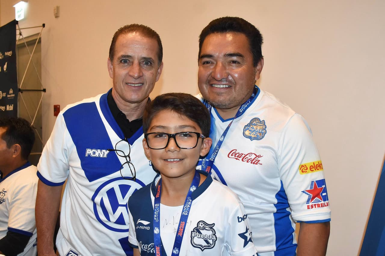 De cara al festejo del 75 aniversario del equipo, Puebla reunió a exjugadores que fueron parte de la época del 'campeonísimo' (89-90), quienes convivieron con diversos aficionados.