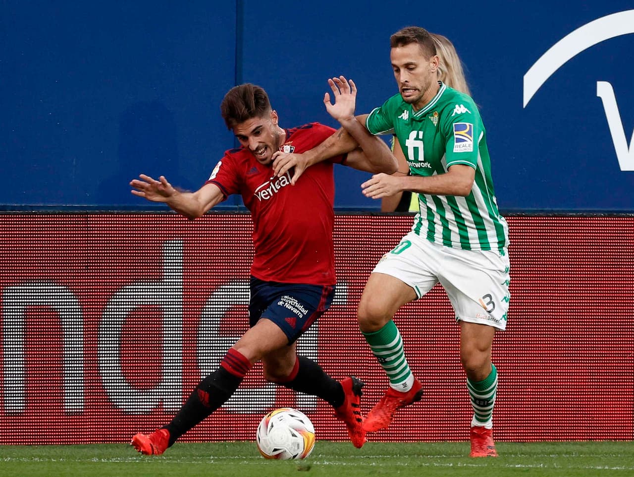 Real Betis se impone al Osasuna 3-1 con goles de Kike Hermoso (21'), Juanmi Jiménez (80') y Willian José (90+3'), mientras durante la Jornada 6 en La Liga, logrando subir a la octava posición de la tabla. El mexicano Andrés Guardado fue titular durante el partido.