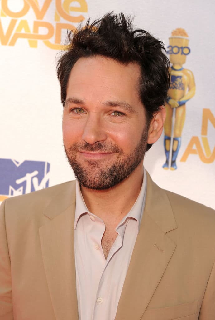 El actor, de 52 años, lo ha escuchado todo: amable, autocrítico, afable, trabajador, todas las etiquetas que ha adoptado hasta cierto punto. ¿Pero sexy? Eso nunca lo había oído.