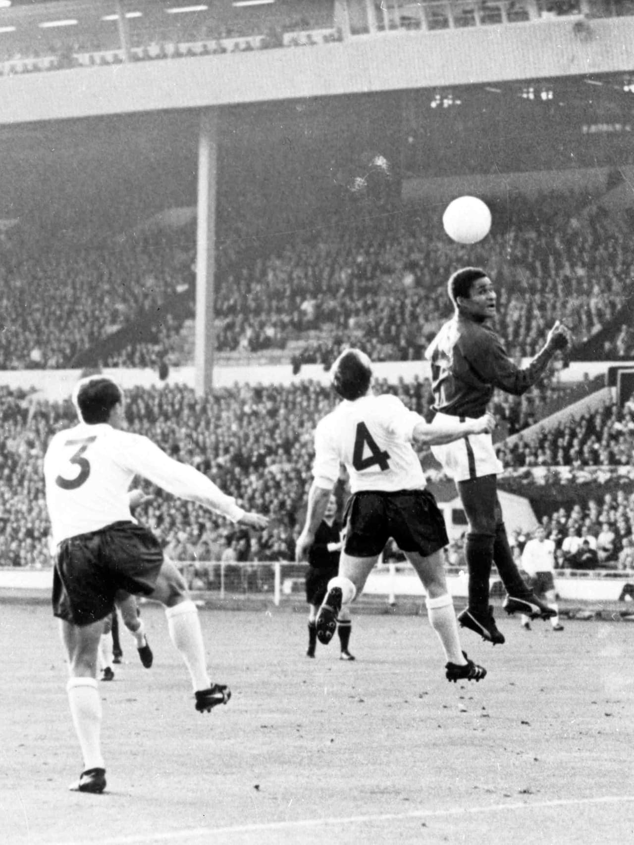 La semifinal enfrentó a Portugal contra Inglaterra, el local y más opcionado para ser campeón frente a su gente.