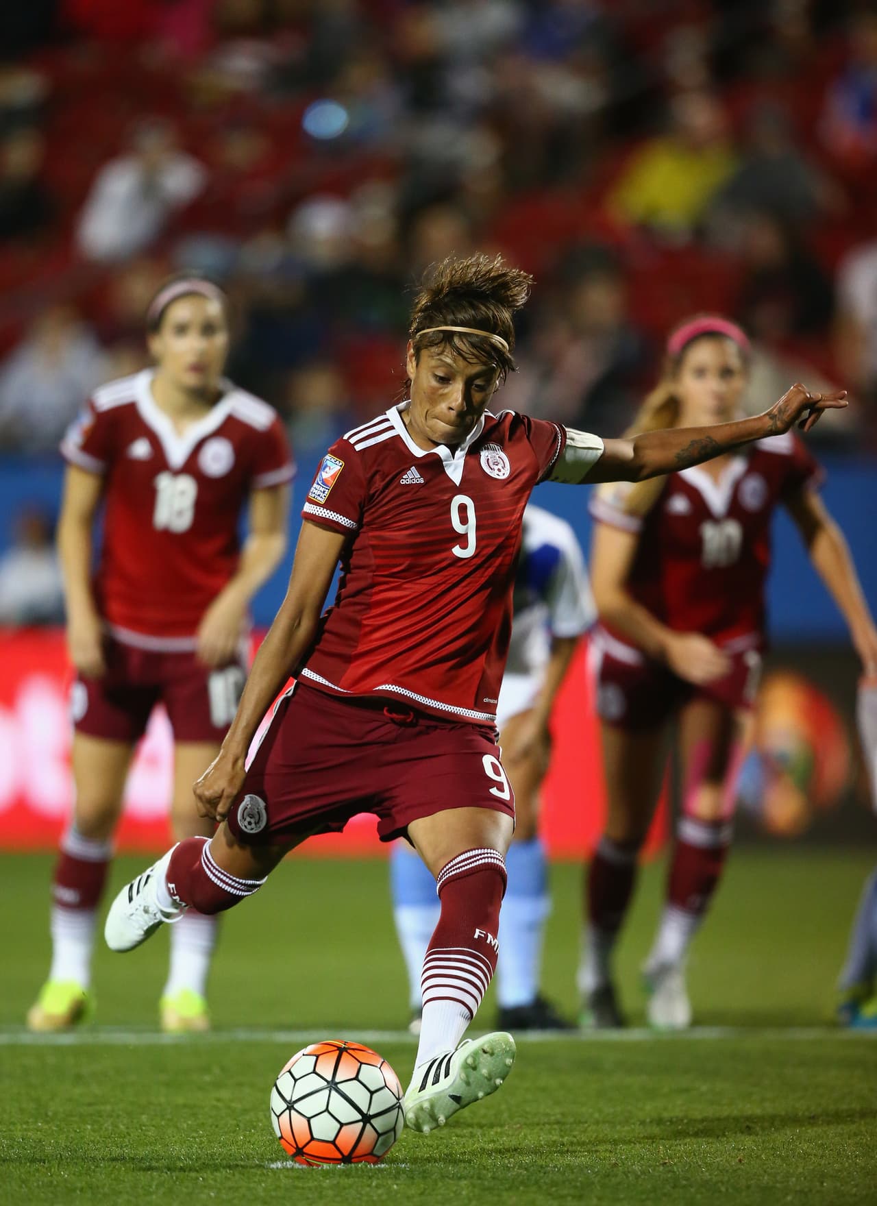 Maribel Dominguez ‘Marigol’, fue la primera mujer en alcanzar un acuerdo para jugar con un equipo masculino en la liga mexicana, el Atlético de Celaya. Pero el no rotundo de la FIFA truncó su sueño.
