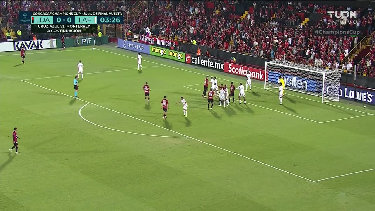 ¡GOL!  anota para Alajuelense. Fernando Pinar