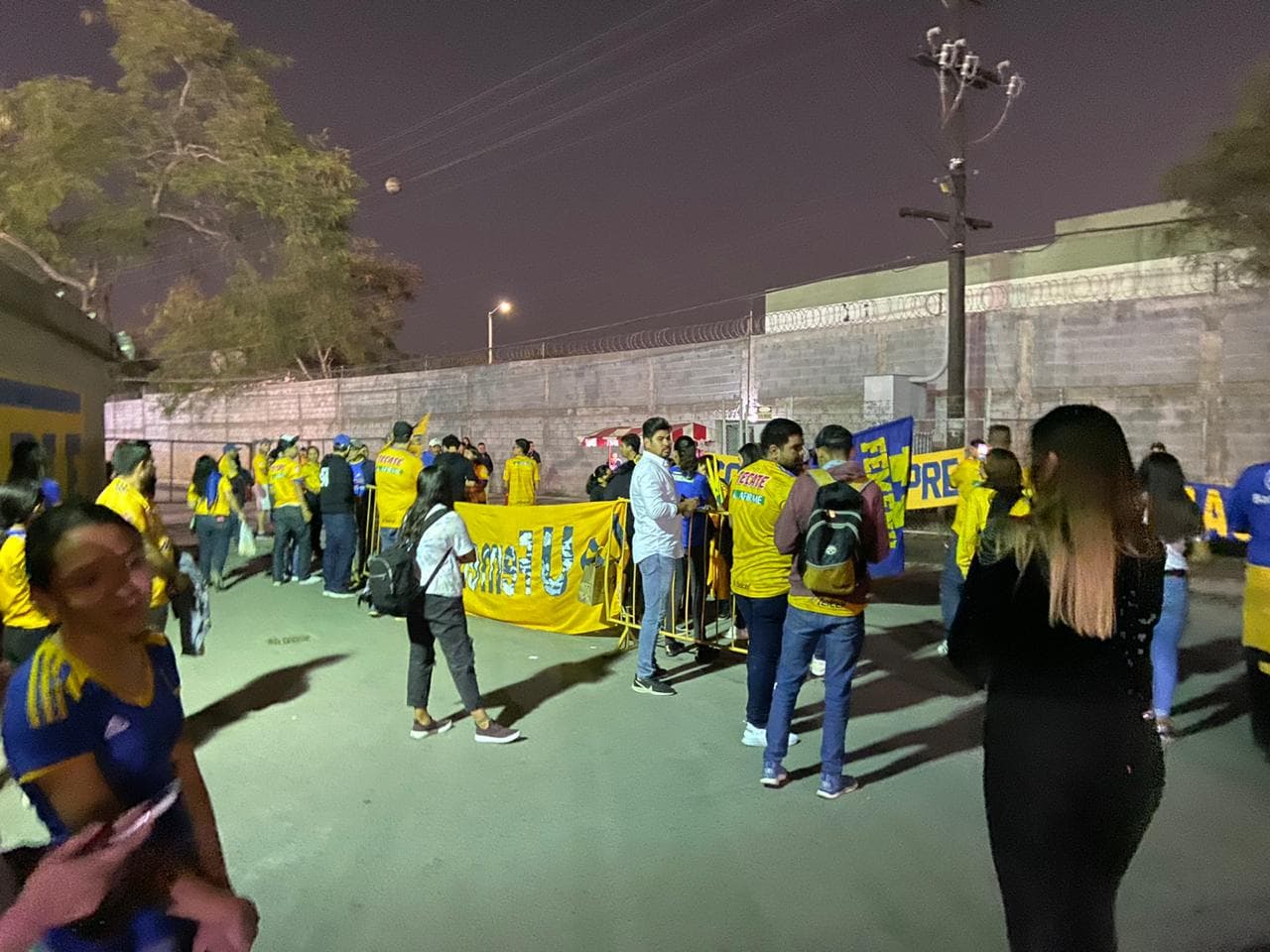 Llega la noche en Monterrey y el el Estadio Universitario se prepara para albergar otra final femenil entre Tigres y Monterrey.