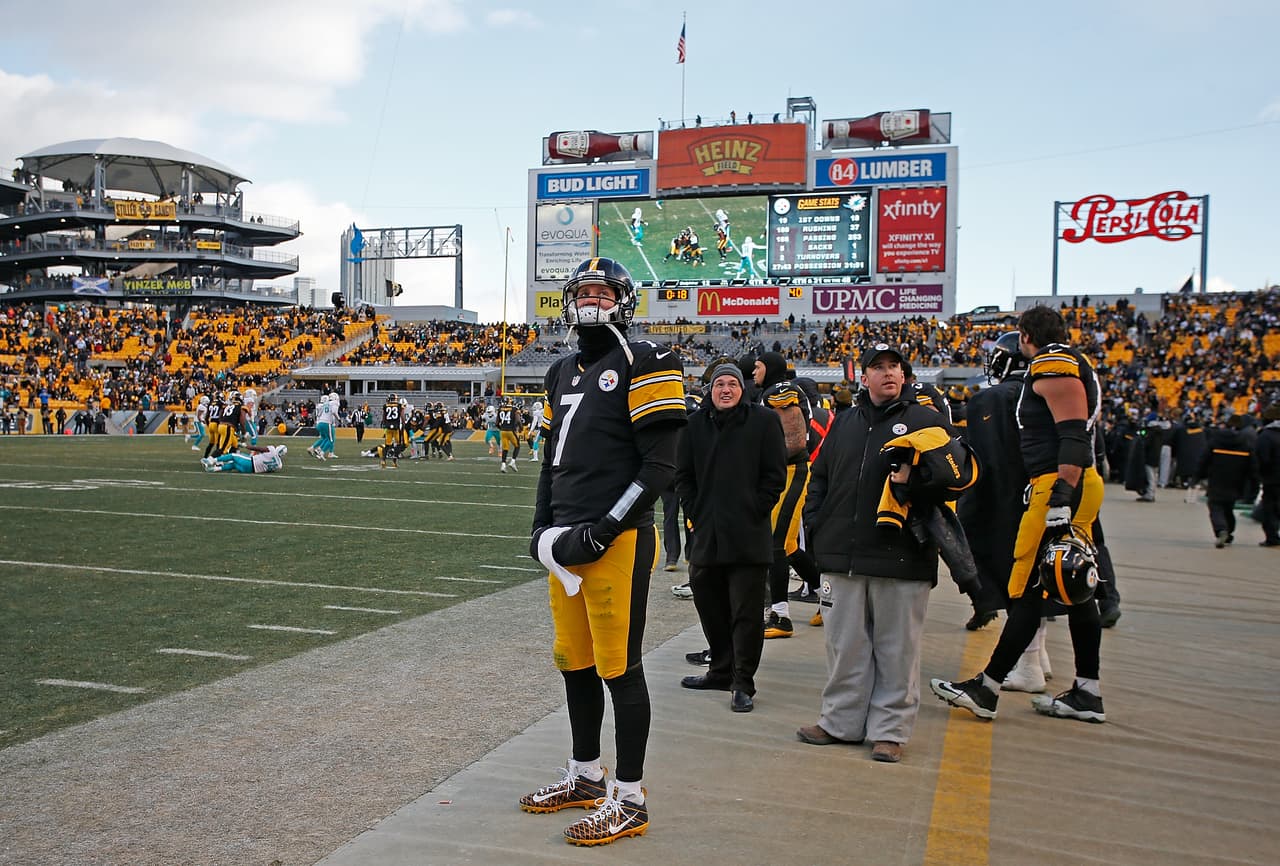 PITTSBURGH, PA - JANUARY 08: Ben Roethlisberger #7 of the Pittsburgh Steelers looks on from the sidelines in the fourth quarter during the AFC Wild Card Playoff game against the Miami Dolphins at Heinz Field on January 8, 2017 in Pittsburgh, Pennsylvania. (Photo by Justin K. Aller/Getty Images)