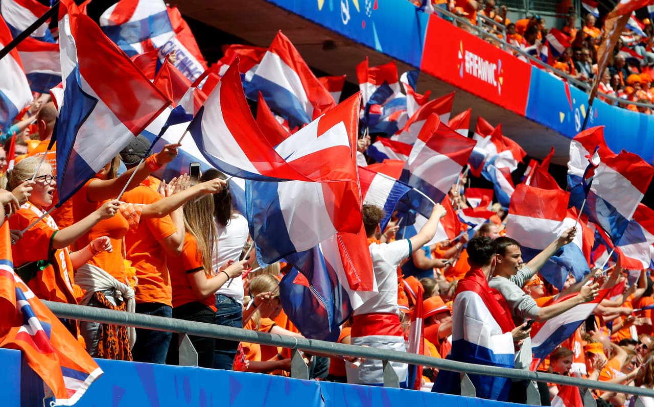 Como si estuvieran en Amsterdam, la afición holandesa se tomó Valenciennes para apoyar a su selección femenina en el segundo juego de la fase de grupos del Mundial que se disputa en Francia.