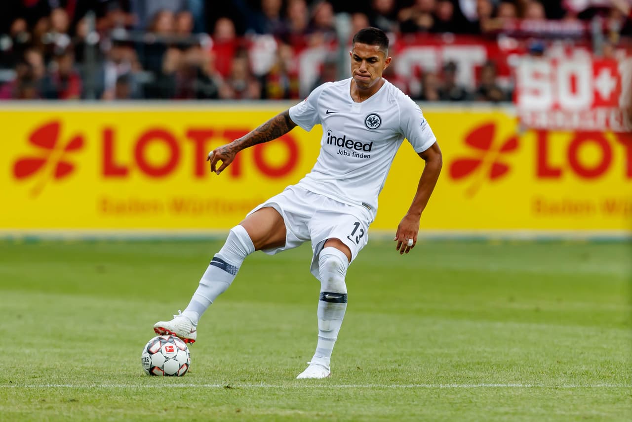 <b>Carlos Salcedo: </b>por su parte,el lateral también estaría de salida y no se confirma que esté presente en el juego de esta jornada.
<a href="https://www.univision.com/deportes/futbol/carlos-salcedo-vuelve-a-liga-mx-no-con-viejo-amor-chivas-sino-con-nuevo-amor-tigres-video">Tigres sería su nuevo destino.</a>