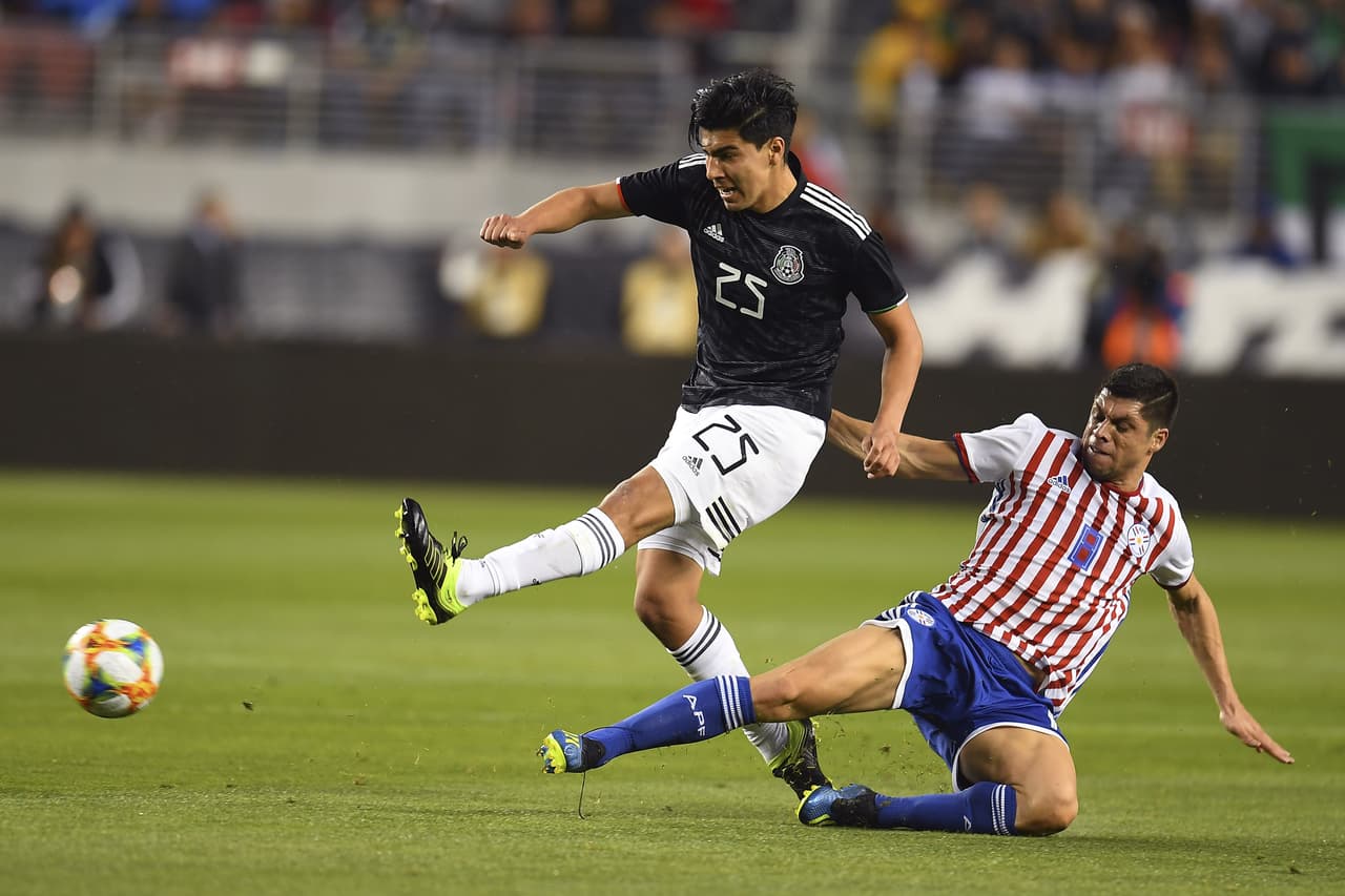 Y a los nueve minutos, gracias a un autogol del defensor paraguayo Gustavo Gómez, México tomaba tempranera ventaja de 2-0 ante el fervor y la euforia de los aficionados tricolores.