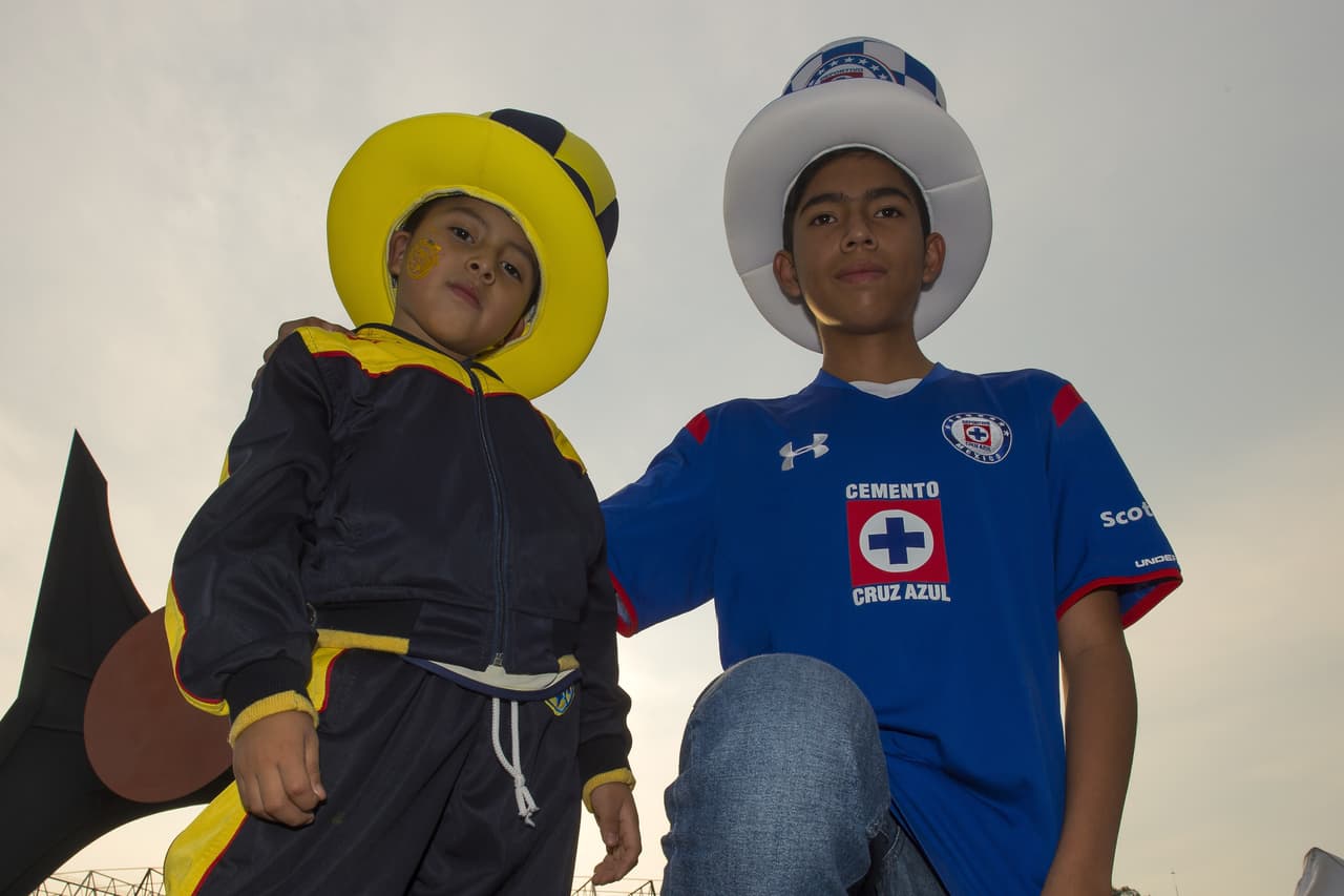 Las aficiones de América y Cruz Azul hicieron sentir su presencia en el Estadio Azteca para su enfrentamiento de Cuartos de Final por el Clausura 2019 en la Fase Final. Un gran ambiente, como de costumbre, estaban gestando los seguidores de ambos clubes capitalinos.