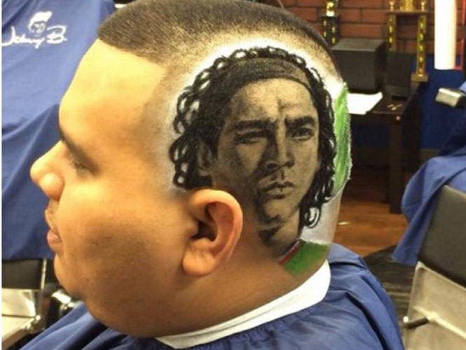 Decidido a llevar su amor por dibujar a la cabeza comenzó a retratar famosos sobre las cabelleras del cliente, el primero fue el rapero Tupac y aquí podemos ver a Memo Ochoa.