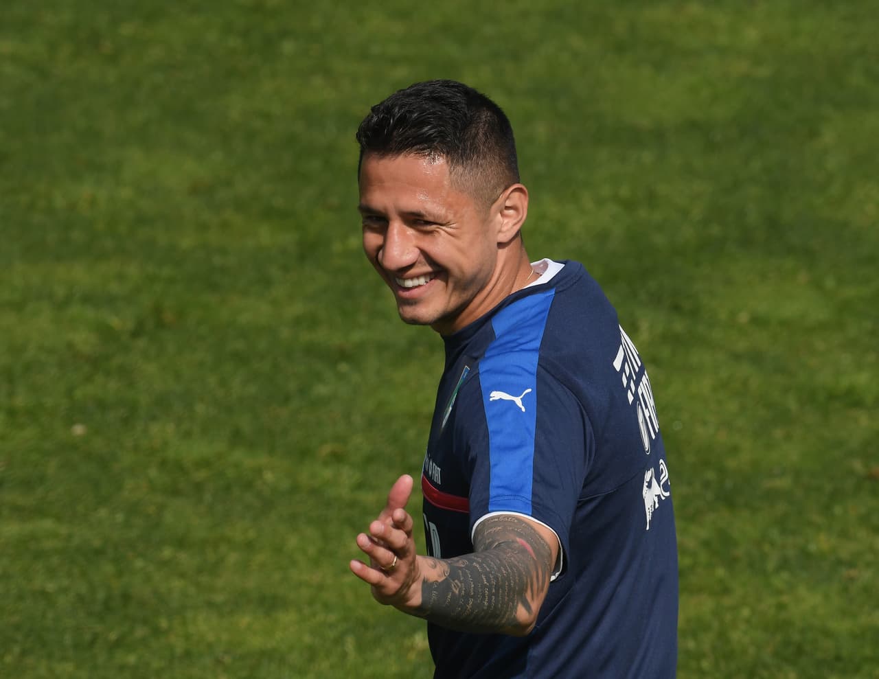 En el 2015 el entrenador argentino le hizo la propuesta formal de jugar para Perú, pero la declinó hasta que fue convocado por la Azzurra para un amistos ante San Marino el pasado mes de mayo de 2017.