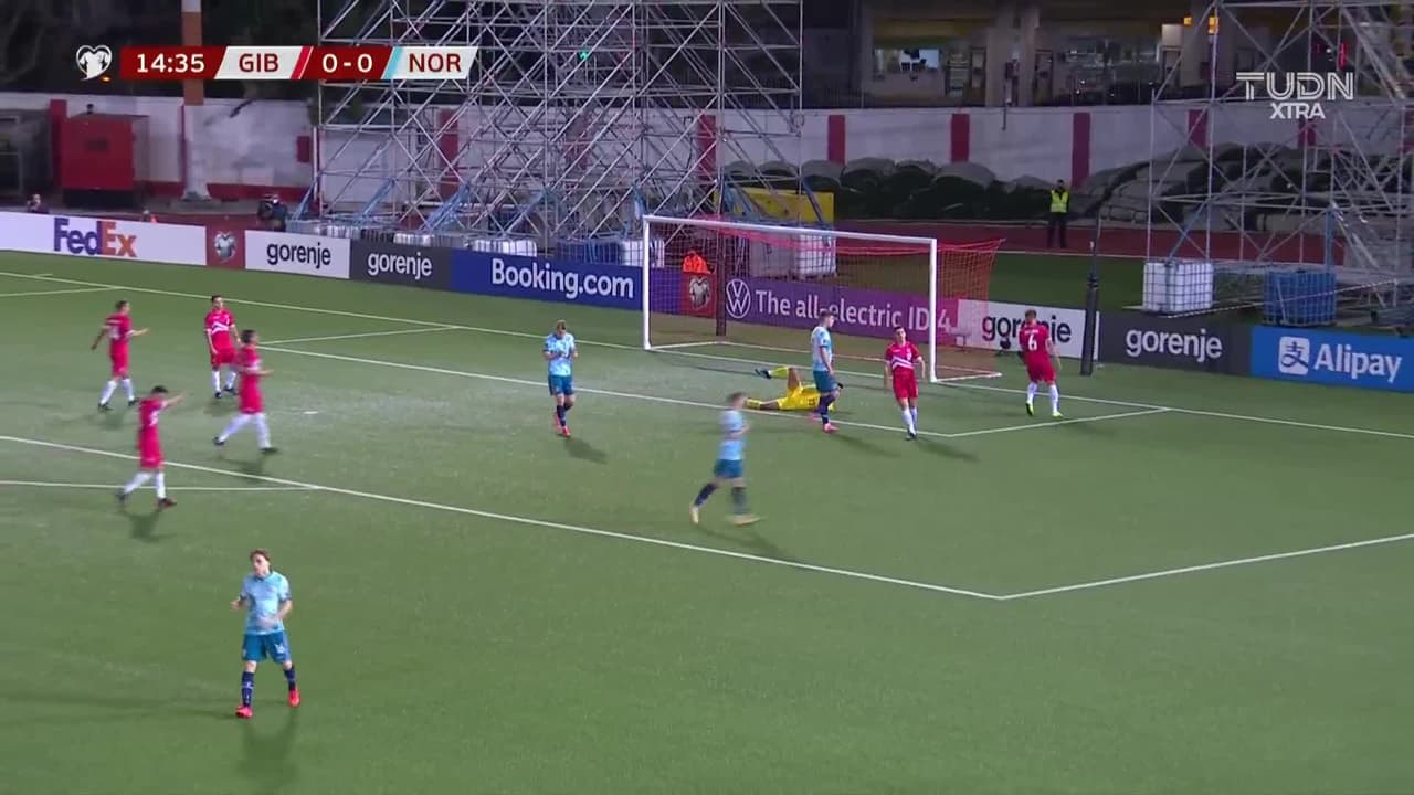 ¡TIRO ATAJADO! disparo por Erling Haaland.