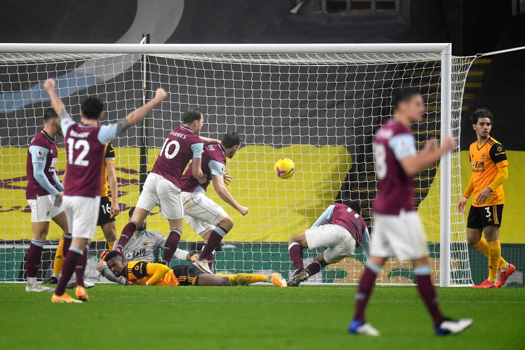Fábio Silva (89’) marcó el del descuento por medio de la pena máxima. Barnes (35’) y Wood (51’) marcaron por los locales. El siguiente compromiso para los Wolves será recibiendo al Tottenham.