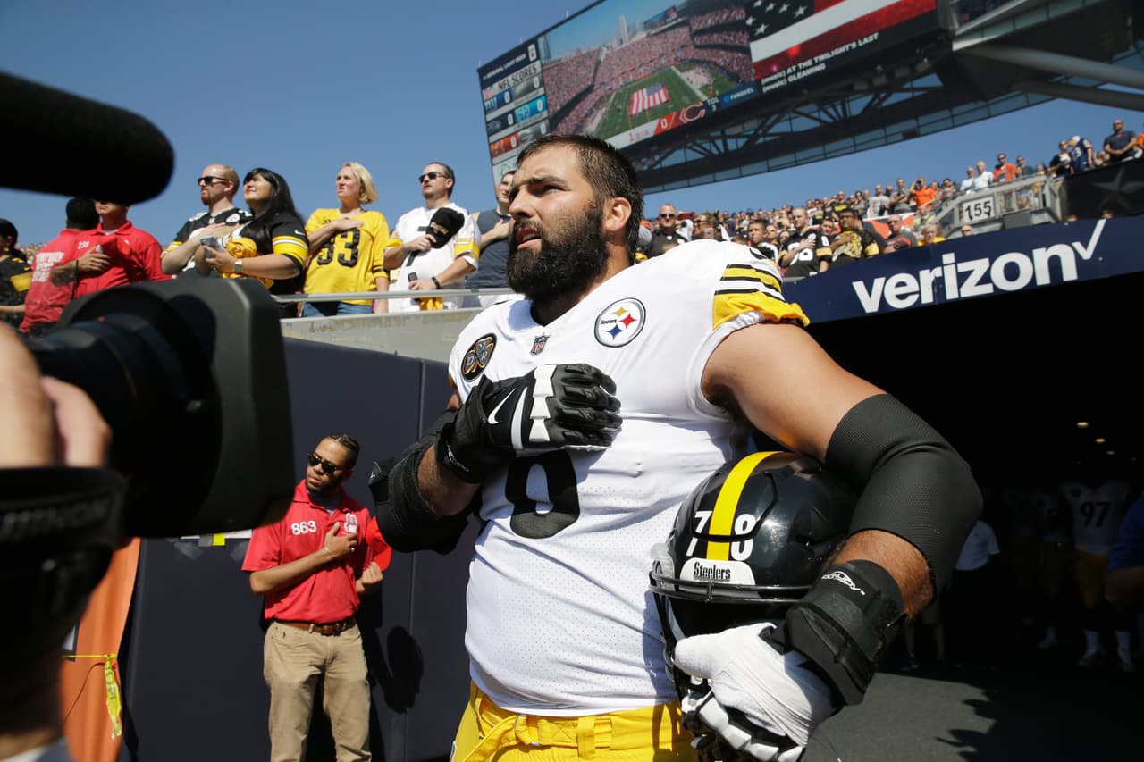 Villanueva de Pittsburgh aclara que se quedó solo en el himno por error