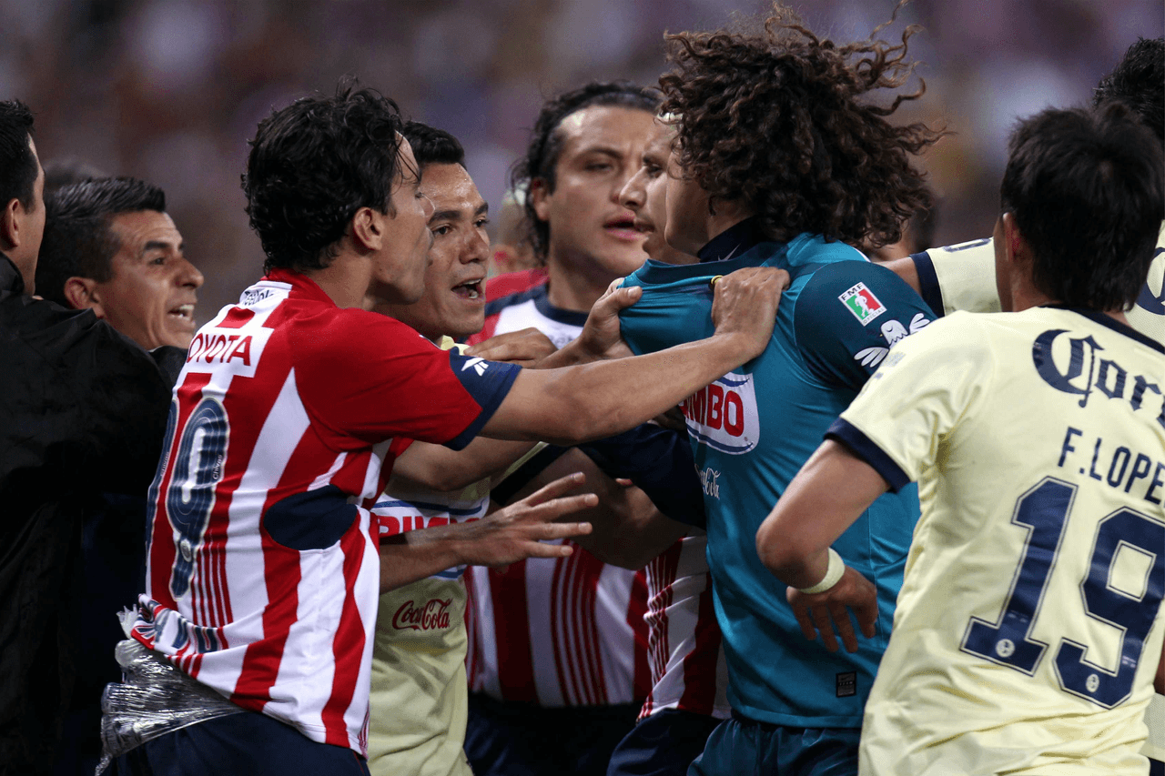 Con la misma cantidad de goles en un clásico, Javier Aguirre anotó 5 goles jugando con Chivas y las Águilas, dos goles con el América y tres goles con Guadalajara.