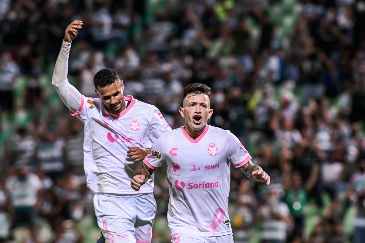 Brian Lozano era el encargado de cobrar la pena máxima y no decepcionaba al engañar a Vikonis para el 1-0.