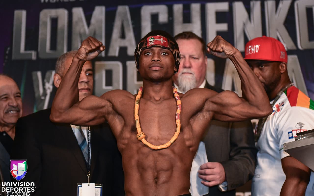 En la pelea coestelar, el campeón mundial más joven en la historia de Ghana, Dogboe, defenderá por segunda ocasión su cetro supergallo de la OMB ante el mexicano Navarrete. El monarca marcó 120.8 libras en la romana, mientras que su rival registró 122 libras.