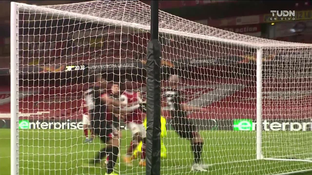 ¡TIRO ATAJADO! disparo por Sead Kolasinac.