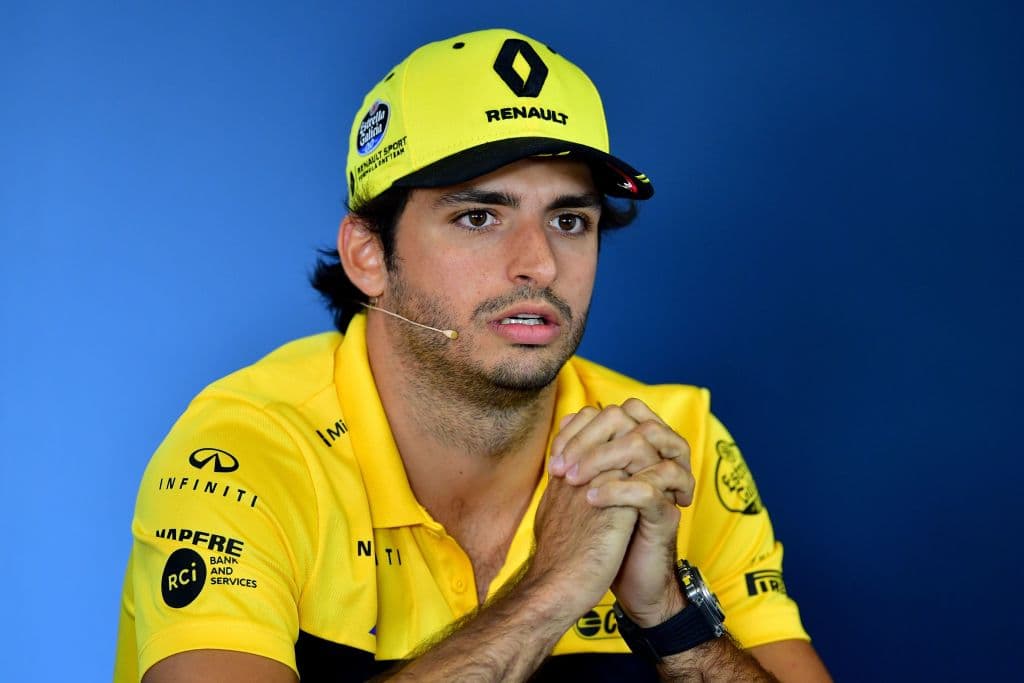 El piloto español del equipo Renault Carlos Sáinz Jr habla durante la conferencia de prensa en Budapest. En 2018 ha tenido sus buenos momentos, el mejor el quinto puesto en el GP de Azerbayán.