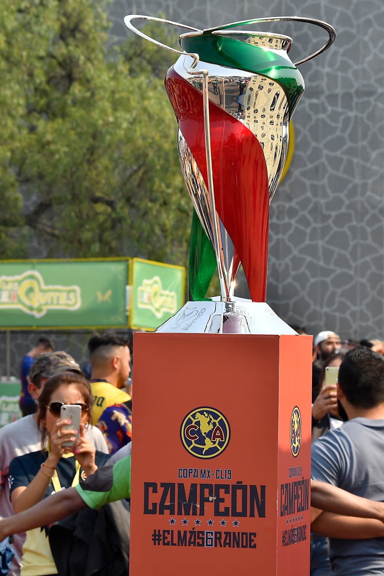 El América ofrece a sus fanáticos el trofeo de la Copa MX obtenido el pasado miércoles en Ciudad Juárez.