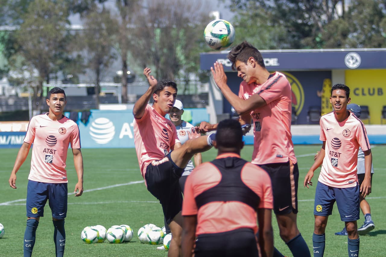 Oribe Peralta volvió a entrenar y su presencia en el entrenamiento de América genera liderazgo con miras al Clásico Nacional contra Chivas de Guadalajara en los Cuartos de Final de la Copa MX y en la Liga MX.