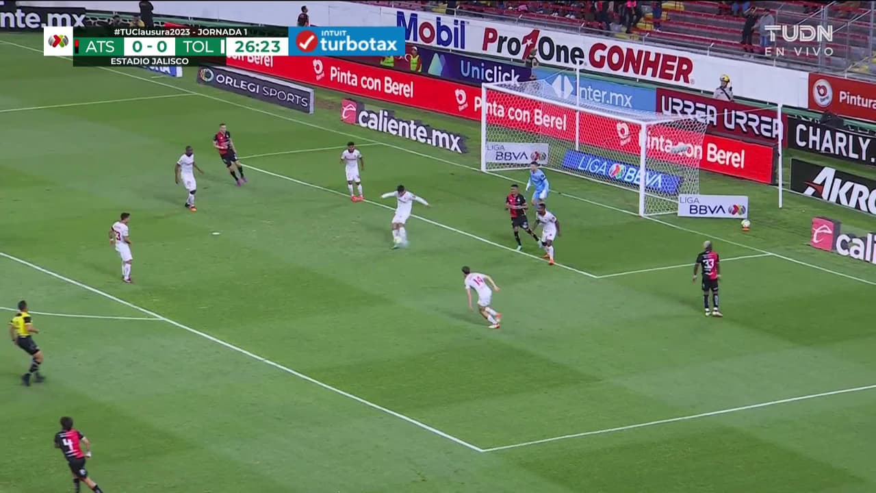 ¡TIRO ATAJADO! disparo por Julián Quiñones.