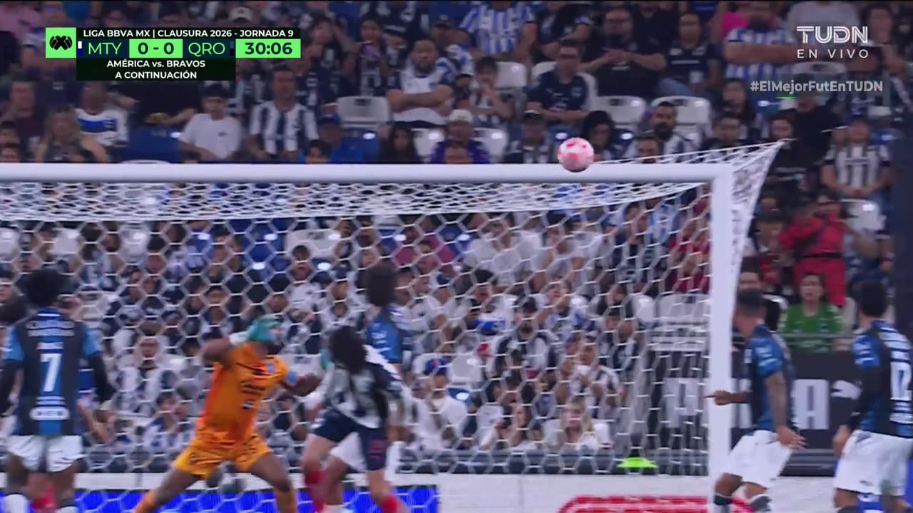 ¡El poste salva a los Gallos! Rica Chávez mandó su cabezazo al palo